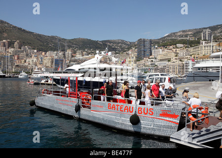 Bateau bus elettrico un acqua taxi prendere i passeggeri attraverso il porto di Monte Carlo Monaco sud della Francia Foto Stock