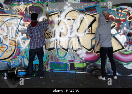 Graffit artisti sulla South Bank di Londra 13 Foto Stock