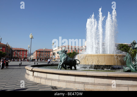 Fontana di acqua all'interno di Piazza Massena recentemente risviluppata e zona pedonale della città bella nel sud della Francia Foto Stock