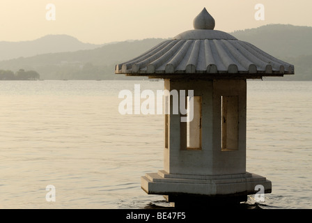 Sole serale con il cinese pagoda d'acqua sul Lago Ovest, cinese: Xi Hu, di fronte a uno sfondo montano, Hangzhou, Cina e Asia Foto Stock