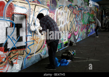 Graffit artisti sulla South Bank di Londra 18 Foto Stock