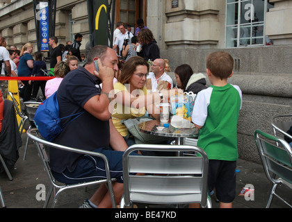 Famiglia mangiare McDonald's food Foto Stock