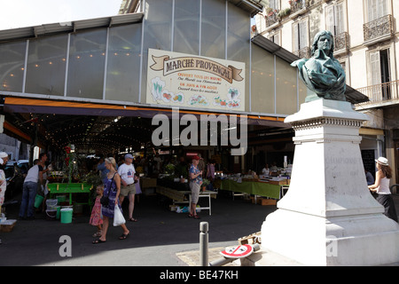 Esterno del provenzale mercato alimentare sul cours massena antibes sud della Francia Foto Stock