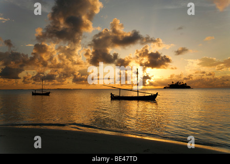 Silhouette, barche, tramonto, Maldive isola, South Male Atoll, Maldive, Achipelago, Asia, Oceano Indiano Foto Stock