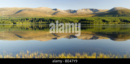 In canoa sul Loch Morlich, in Glen More, con riflessioni del Cairngorms Foto Stock