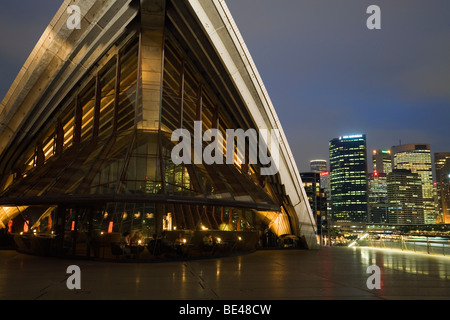 La Sydney Opera House di notte con lo skyline della città al di là. Sydney, Nuovo Galles del Sud, Australia Foto Stock