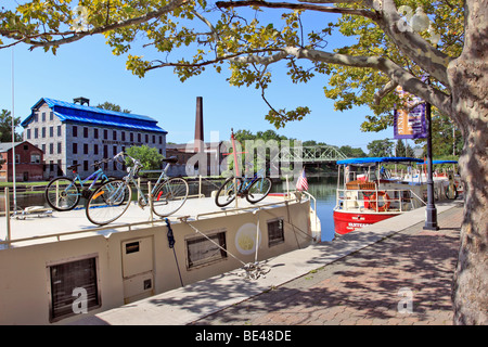 Le barche e le fabbriche lungo il Canale Erie, Seneca Falls, NY Foto Stock