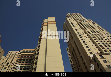 Blocchi a torre sulla spiaggia di Jumeirah a Dubai Foto Stock