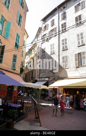 Viste intorno le strade strette del quartiere vecchio di Nizza nel sud della Francia Foto Stock