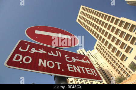 Blocchi a torre sulla spiaggia di Jumeirah a Dubai Foto Stock