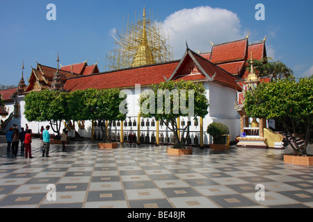 Edificio principale con stupa e le campane, tempio di Wat Phra That Doi Suthep a Chiang Mai, Thailandia del Nord della Thailandia, Asia Foto Stock