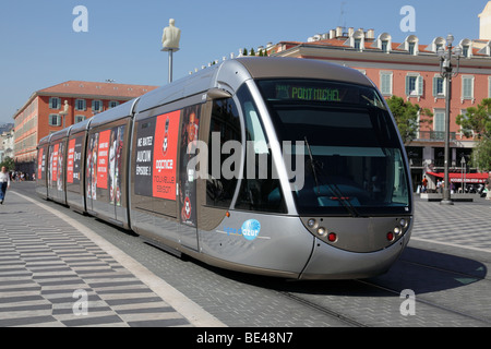 Moderno tram che ha avviato il servizio nel novembre 2007 a place Massena la piazza principale della città bella nel sud della Francia Foto Stock