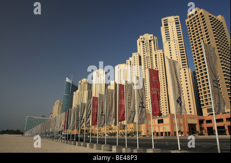 Blocchi a torre sulla spiaggia di Jumeirah a Dubai Foto Stock