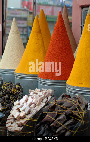 Coni di polvere di erbe e spezie sul visualizzatore in corrispondenza di un erborista in stallo il Souk, Bazaar o mercato, Marrakech, Marocco Foto Stock