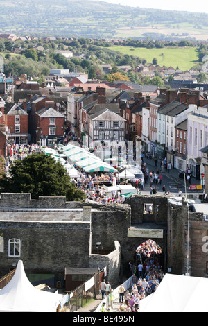 Ludlow Piazza del Mercato, il successo del contadino locale mercato Foto Stock