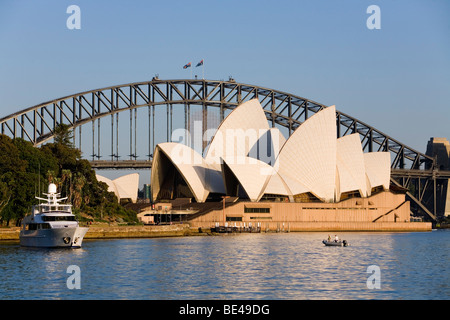 Vista sulla baia di fattoria per la Sydney Opera House e Harbour Bridge. Sydney, Nuovo Galles del Sud, Australia Foto Stock