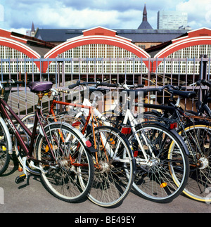 Biciclette biciclette parcheggiate nel portabiciclette fuori dalla Stazione Centrale edificio Kobenhaven H, Hovedbanegarden a Copenhagen Danimarca Europa EU KATHY DEWITT Foto Stock