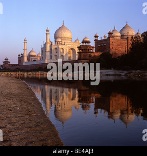 Taj Mahal e la sua riflessione prima del tramonto Foto Stock