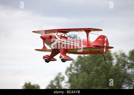 Pitta S-1T speciali N697RB in volo dopo il decollo da Breighton Airfield Foto Stock