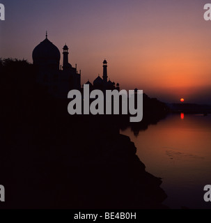 Taj Mahal e la sua riflessione prima del tramonto Foto Stock