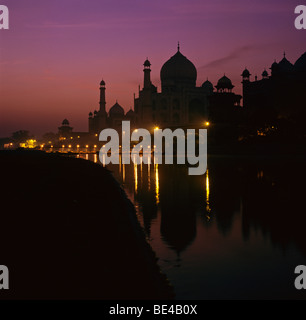 Taj Mahal e la sua riflessione prima del tramonto Foto Stock