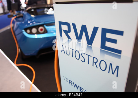 63Th International Motor Show ( IAA ): una vettura del costruttore Tesla viene caricato con alimentazione elettrica RWE Foto Stock