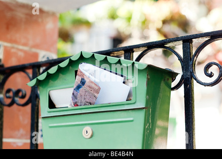 Cassetta postale piena Foto stock - Alamy