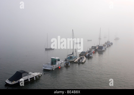 Barche a vela a Lymington Harbour, Hampshire, Inghilterra Foto Stock