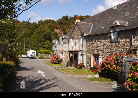 Strada panoramica che conduce al bel Mairie Abbaye Piscine Léhon vicino a Dinan Francia Foto Stock