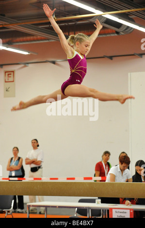 Cup concorrenza, balance bar, i bambini della ginnastica, Internationales Deutsches Turnfest, Internazionale tedesco Ginnastica Festiv Foto Stock