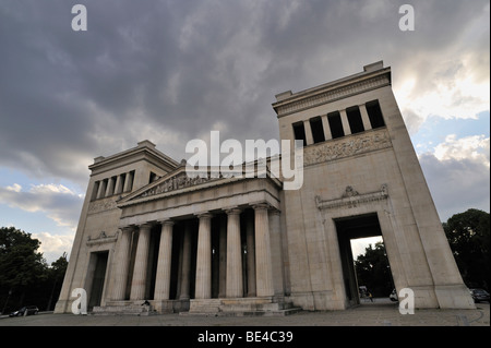 Propilei museo su Koenigsplatz square a Monaco di Baviera, Germania, Europa Foto Stock