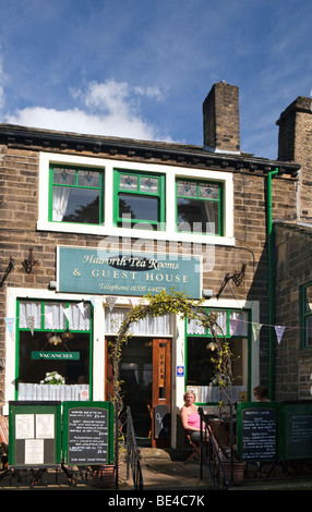 Regno Unito, Inghilterra, Yorkshire, Haworth, Main Street, piccolo cafe in ex tessitori cottage Foto Stock