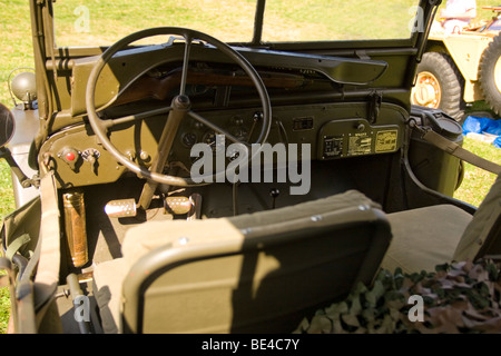 Interno di una guerra Jeep Willys Foto Stock