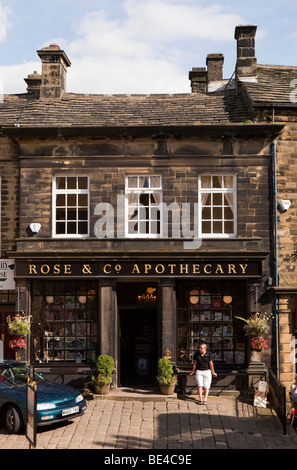 Regno Unito, Inghilterra, Yorkshire, Haworth, Main Street, Rose e Co speziale shop Foto Stock