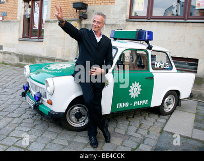 Klaus J. Behrendt, attore " Tatort', TV tedesca serie di criminalità, di fronte a una polizia Trabant vettura Foto Stock