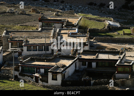 Il Tibetano case coloniche con pittura Tibetana e sterco di yak per la masterizzazione di essiccamento del materiale in argilla compattata tetti piatti di fronte Foto Stock