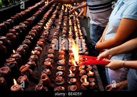 I religiosi devoti all'interno della Basilica del Sto. Nino pregando. Foto Stock