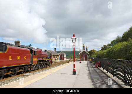 Treno a vapore che passa a velocità attraverso Garsdale stazione, sul Settle-Carlisle linea ferroviaria, Yorkshire Dales, England Regno Unito Foto Stock