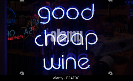 Insegna al neon a promuovere il buon vino economico. Foto Stock