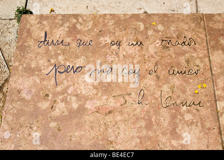 Una piastrella ai piedi della statua di bronzo di John Lennon in Havana Cuba."si può dire che io sono un Sognatore ma non sono il solo uno." Foto Stock