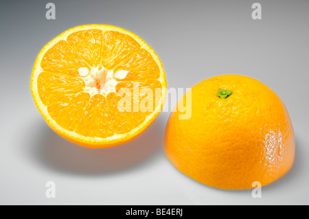 Due metà di colore arancione Foto Stock