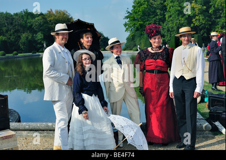 Parigi, Francia - Ritratto di gruppo 'Chateau de Breteuil', Choisel, persone vestite in costume d'epoca, uomo, Donna, giovane adolescente ragazza francese Foto Stock