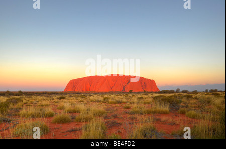 Uluru Ayers Rock al tramonto, Uluru-Kata Tjuta National Park, il Territorio del Nord, l'Australia Foto Stock