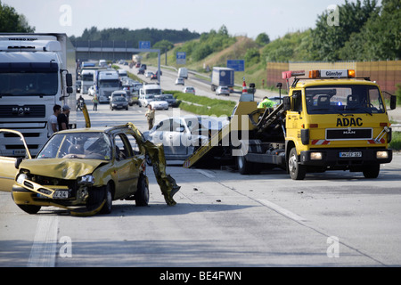 Servizio di traino in azione dopo un incidente sull'autostrada 3 freeway vicino a Dernbach, Renania-Palatinato, Germania, Europa Foto Stock