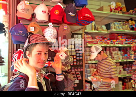 Due ragazzi adolescenti guardando al negozio di souvenir in un negozio di souvenir, Londra Foto Stock