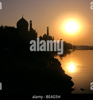 Taj Mahal e la sua riflessione prima del tramonto Foto Stock