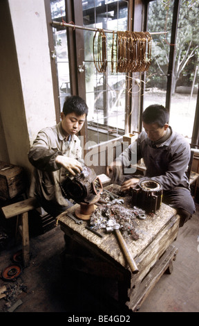 Cina Shanghai Middle School durante la Rivoluzione Culturale lavorando sul vecchio bruciata motors Foto Stock