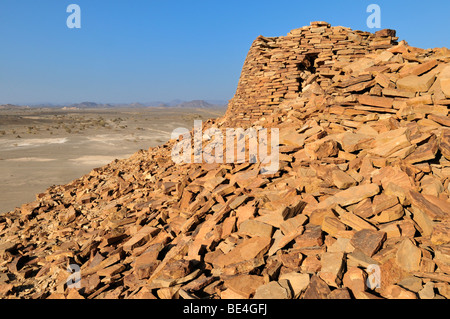 Deserto vista da un anno 5000 vecchia tomba di pietra vicino a Sinaw, Sharqiya regione, il sultanato di Oman, Arabia, Medio Oriente Foto Stock