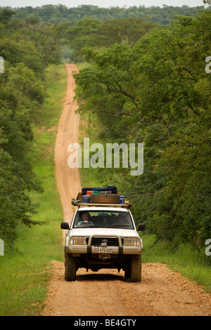 Land Cruiser guidando lungo una strada sterrata in Murchison Falls National Park, Uganda. Foto Stock