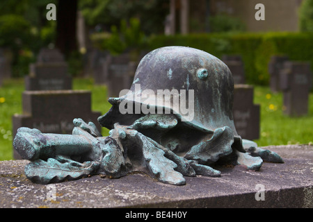 Acciaio casco, spada e oakleaves, War Memorial e il cimitero di guerra dalla Prima Guerra Mondiale in Bad Godesberg di Bonn, a Nord Reno-W Foto Stock